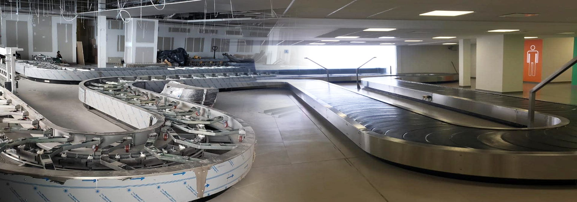Sistema de bandas transportadoras de equipaje dentro de una terminal aeroportuaria