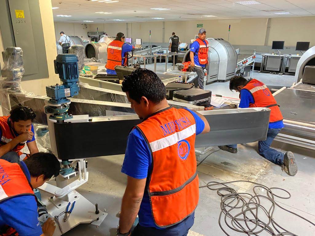 Personal técnico de MIDYCSA realizando instalación de bandas transportadoras de equipaje