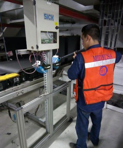 Técnico de MIDYCSA realizando mantenimiento en sistema de bandas transportadoras