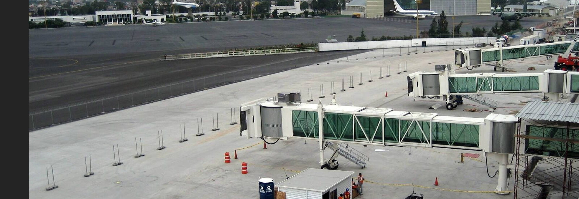 Vista panorámica de pasillos telescópicos instalados en plataforma aeroportuaria