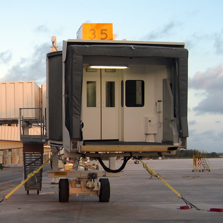 Vista frontal de un pasillo telescópico aeroportuario