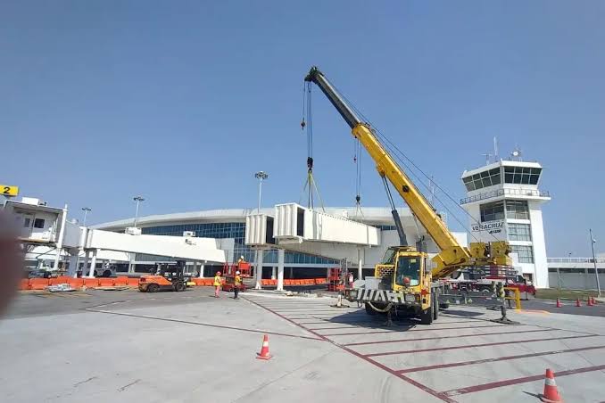 Instalación de pasillo telescópico con grúa en aeropuerto